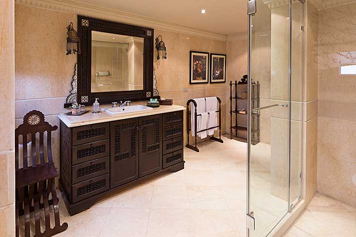 Naguib Mahfouz suite bathroom